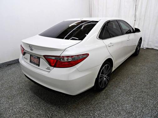 White 2016 Toyota Camry SE