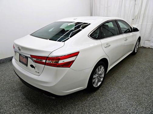 White 2015 Toyota Avalon XLE Premium