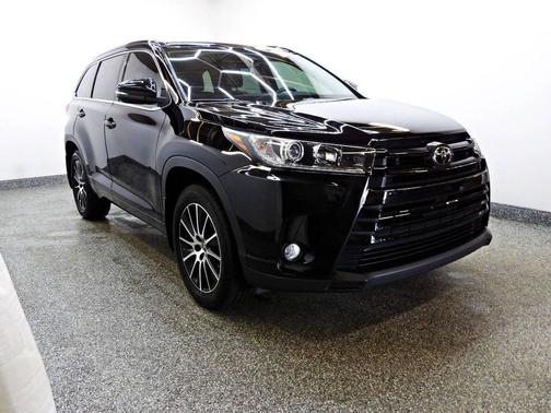 Black 2017 Toyota Highlander SE