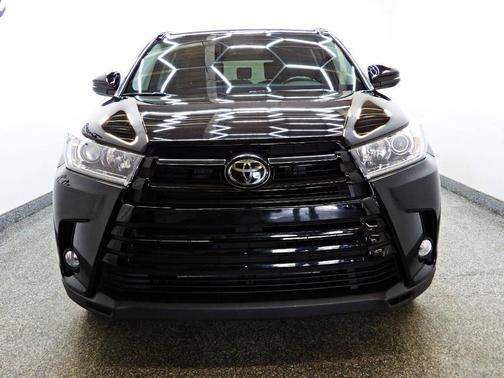 Black 2017 Toyota Highlander SE