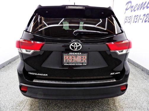 Black 2017 Toyota Highlander SE