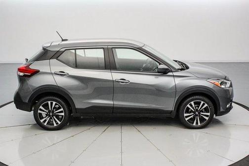 Photo 3 of 24 of 2019 Nissan Kicks S