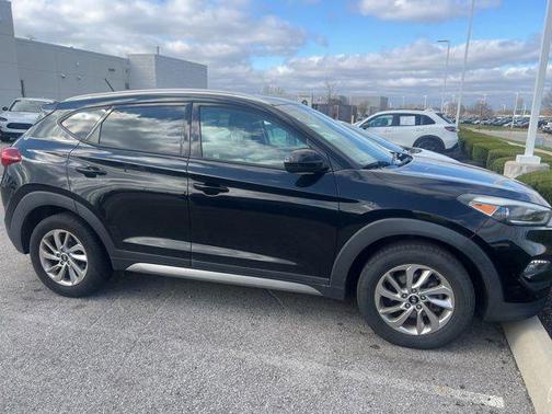 Black Noir Pearl 2017 Hyundai TUCSON SE