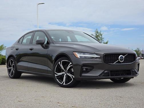 Vapour Gray Metallic 2024 Volvo S60 B5 Plus Dark Theme