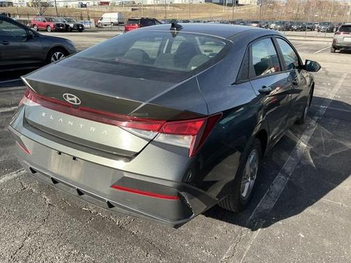 2024 Hyundai ELANTRA SE