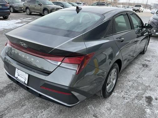 2024 Hyundai ELANTRA SE