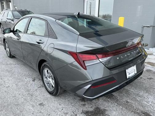 2024 Hyundai ELANTRA SE