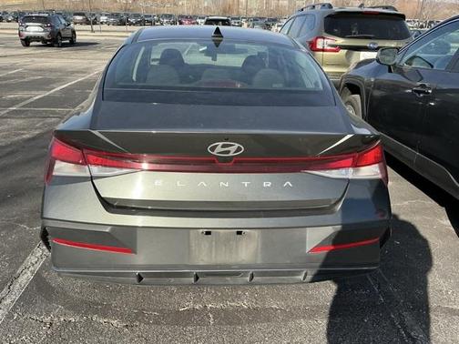 2024 Hyundai ELANTRA SE