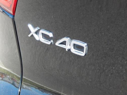 2023 Volvo XC40 B5 Plus Dark Theme