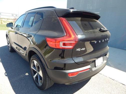 2023 Volvo XC40 B5 Plus Dark Theme