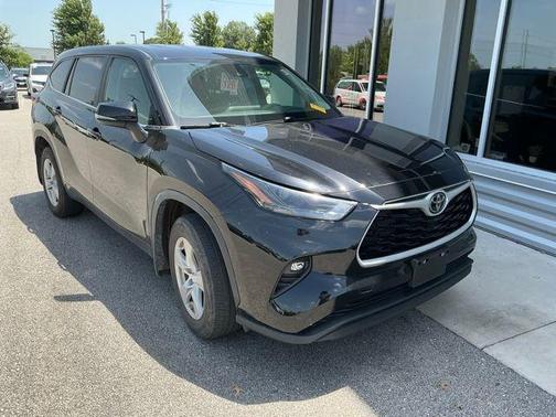 Midnight Black Metallic 2023 Toyota Highlander LE