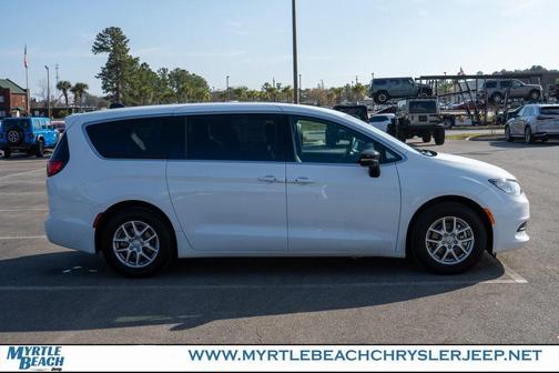 2025 Chrysler Voyager LX