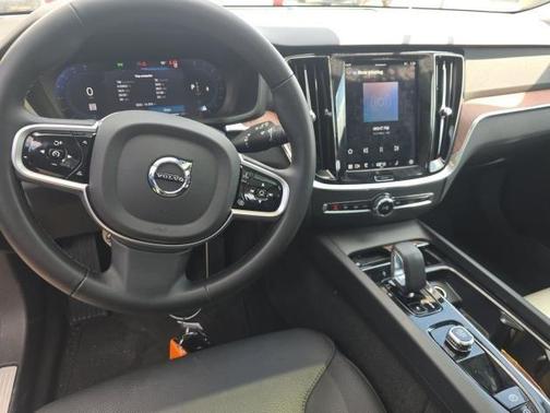 2025 Volvo V60 Cross Country B5 Plus