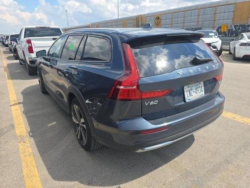 2025 Volvo V60 Cross Country B5 Plus