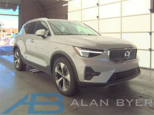 2025 Volvo XC40 B5 Plus Bright Theme