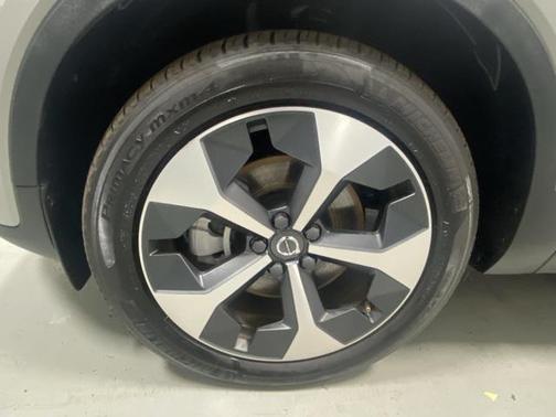 2025 Volvo XC40 B5 Plus Bright Theme