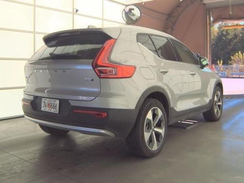 2025 Volvo XC40 B5 Plus Bright Theme