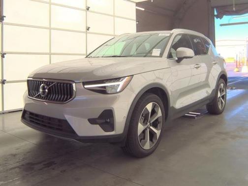 2025 Volvo XC40 B5 Plus Bright Theme