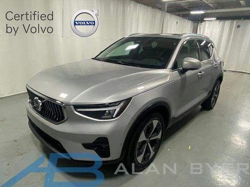 2025 Volvo XC40 B5 Plus Bright Theme
