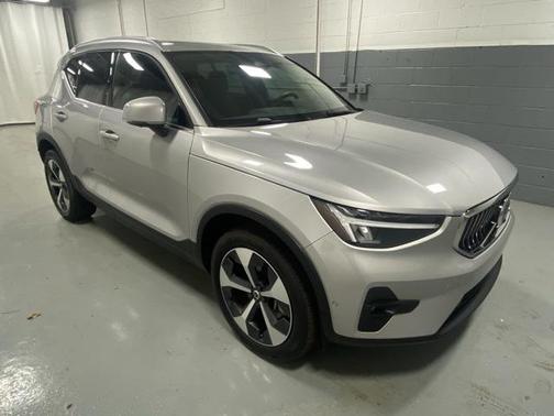 2025 Volvo XC40 B5 Plus Bright Theme
