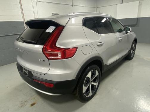 2025 Volvo XC40 B5 Plus Bright Theme