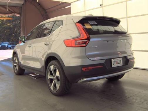 2025 Volvo XC40 B5 Plus Bright Theme