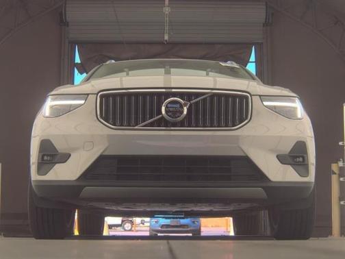 2025 Volvo XC40 B5 Plus Bright Theme