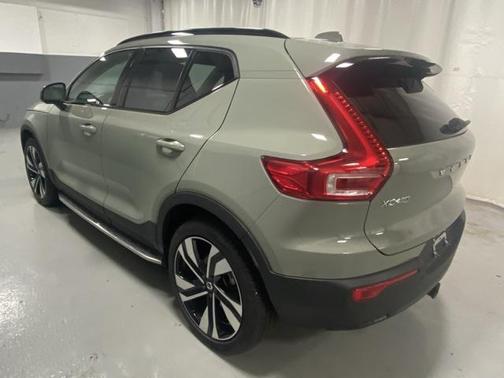 2025 Volvo XC40 B5 Ultra Dark Theme