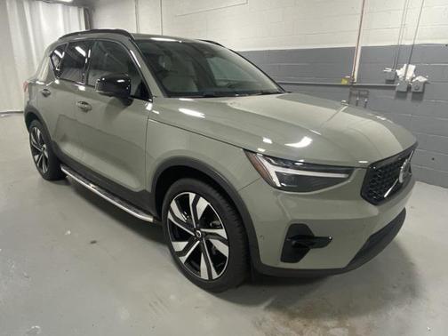 2025 Volvo XC40 B5 Ultra Dark Theme