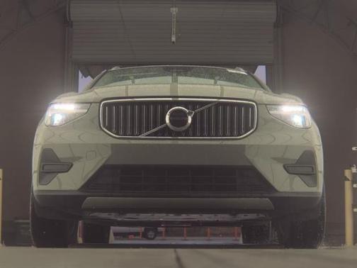 2025 Volvo XC40 B5 Core Bright Theme