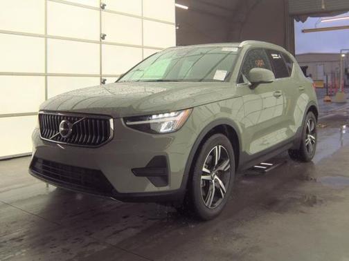 2025 Volvo XC40 B5 Core Bright Theme