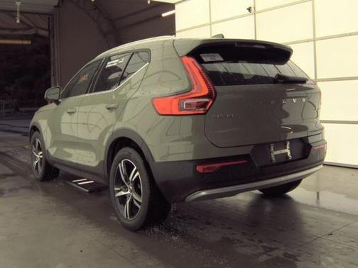 2025 Volvo XC40 B5 Core Bright Theme