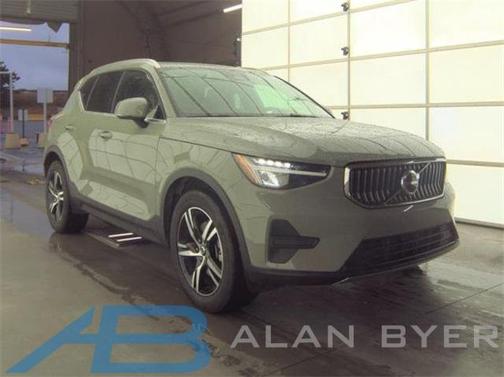2025 Volvo XC40 B5 Core Bright Theme