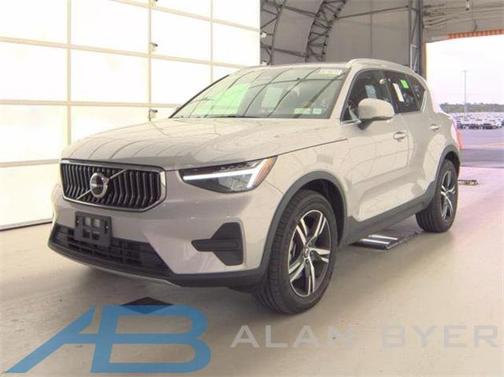2025 Volvo XC40 B5 Core Bright Theme
