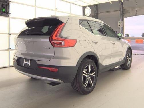 2025 Volvo XC40 B5 Core Bright Theme