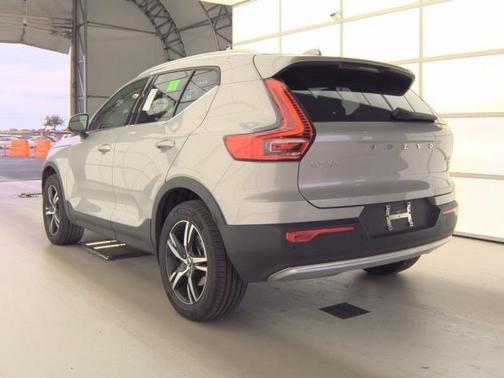 2025 Volvo XC40 B5 Core Bright Theme