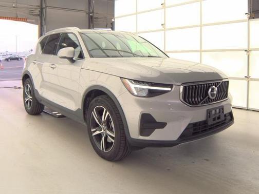 2025 Volvo XC40 B5 Core Bright Theme