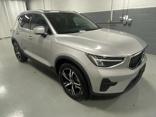 2025 Volvo XC40 B5 Core Bright Theme