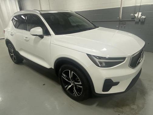 2025 Volvo XC40 B5 Core Bright Theme
