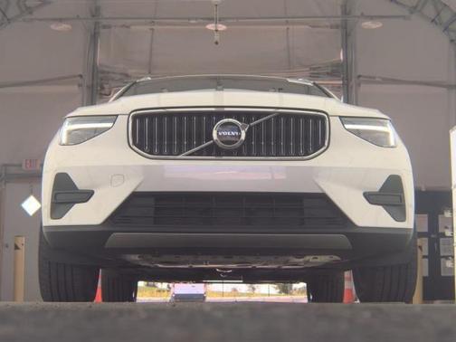 2025 Volvo XC40 B5 Core Bright Theme