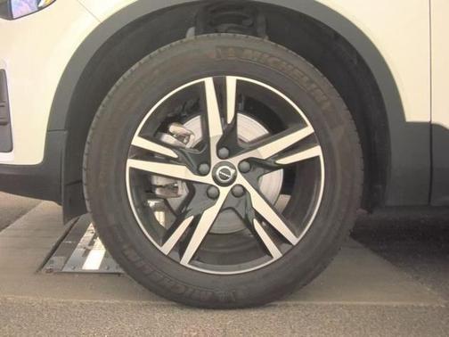 2025 Volvo XC40 B5 Core Bright Theme