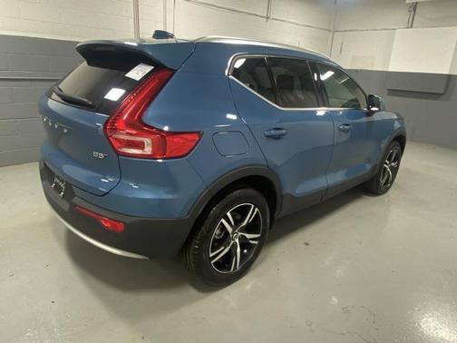 2025 Volvo XC40 B5 Core Bright Theme