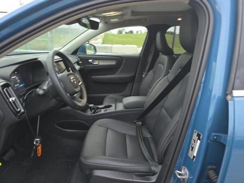 2025 Volvo XC40 B5 Core Bright Theme