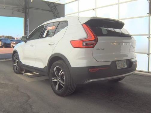 2025 Volvo XC40 B5 Core Bright Theme