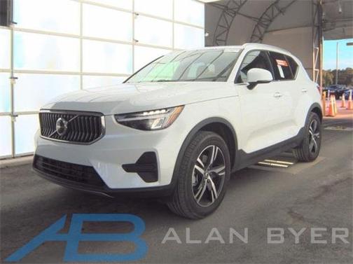 2025 Volvo XC40 B5 Core Bright Theme