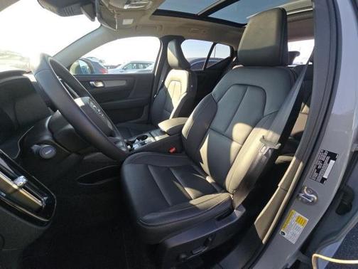 2025 Volvo XC40 B5 Core Bright Theme