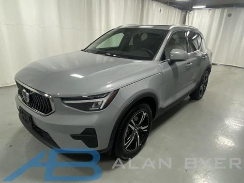 2025 Volvo XC40 B5 Core Bright Theme