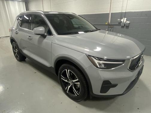 2025 Volvo XC40 B5 Core Bright Theme