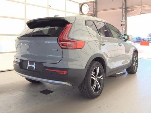 2025 Volvo XC40 B5 Core Bright Theme