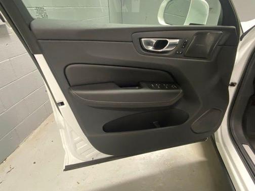 2023 Volvo XC60 B6 Ultimate Bright Theme